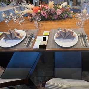 披露宴会場の新郎新婦席です。このテーブル上のお花もプラン内でできるとのことで驚きでした。