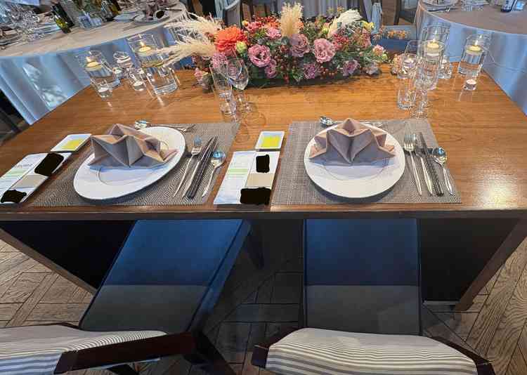 披露宴会場の新郎新婦席です。このテーブル上のお花もプラン内でできるとのことで驚きでした。