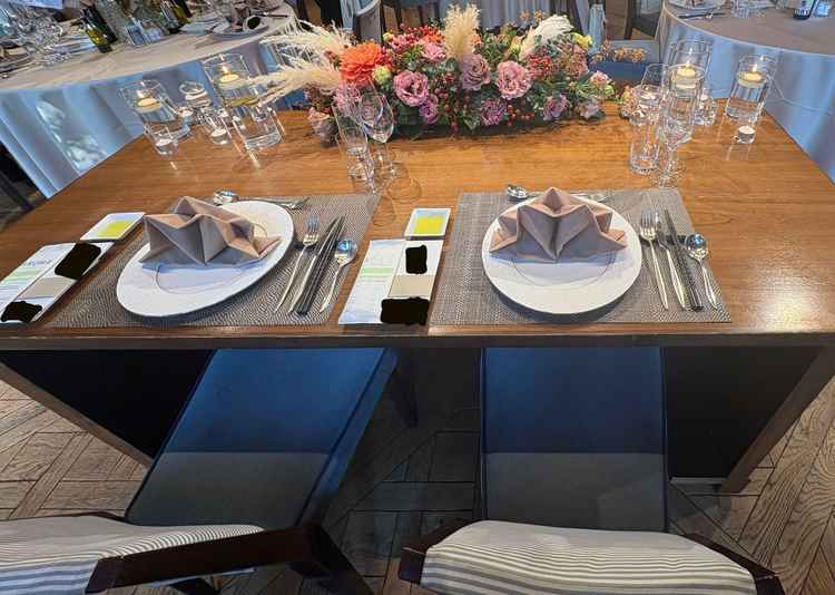 披露宴会場の新郎新婦席です。このテーブル上のお花もプラン内でできるとのことで驚きでした。