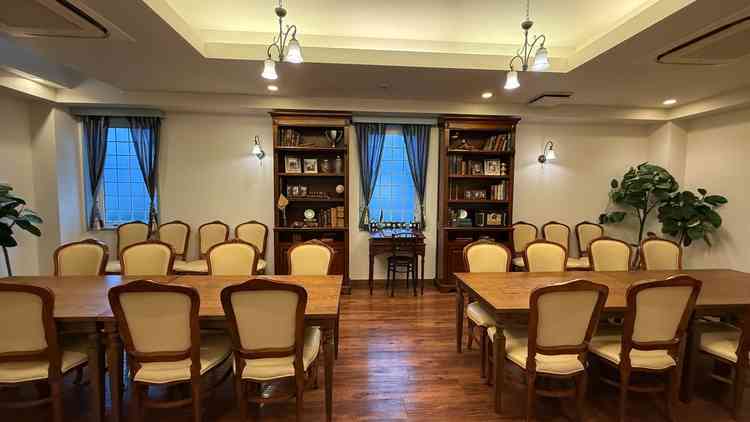 親族の控え室も両家の距離が近く自然と会話が出来そう。オシャレで雰囲気良し。