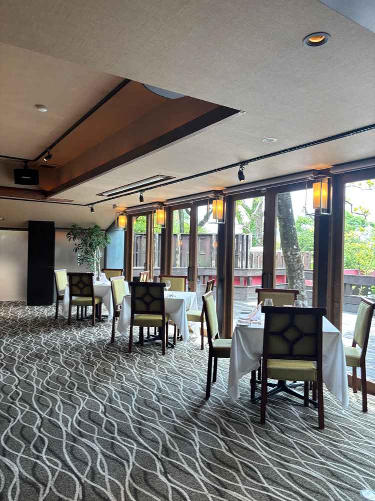 披露宴会場の室内。座らせてもらったがゲストとの距離感が近くてとてもアットホームな会ができそう。