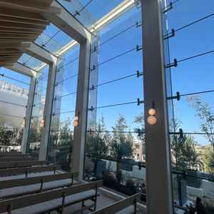 外側の壁面は鏡になっており、それにより空と境目を分かりづらくして、開放感をより高めていると伺いました