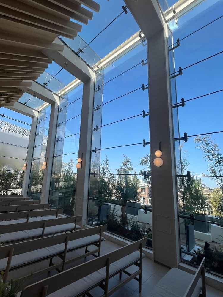 外側の壁面は鏡になっており、それにより空と境目を分かりづらくして、開放感をより高めていると伺いました