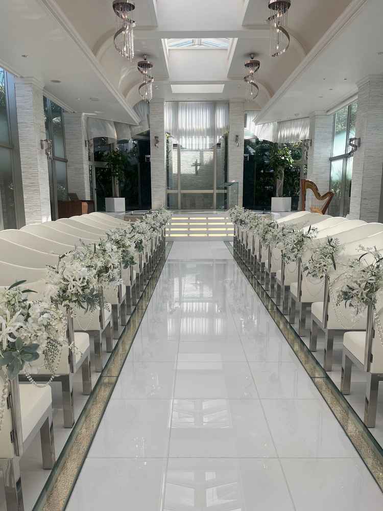 チャペルは新郎新婦が階段を登るため、新郎新婦はゲストの顔が見渡せるような仕様になっていました。