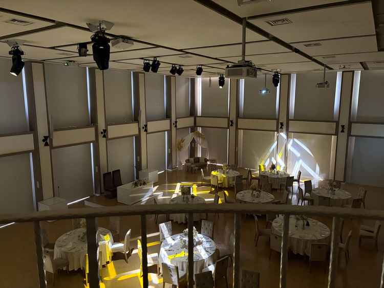 披露宴会場。光の演出やプロジェクションマッピングなどがありました。