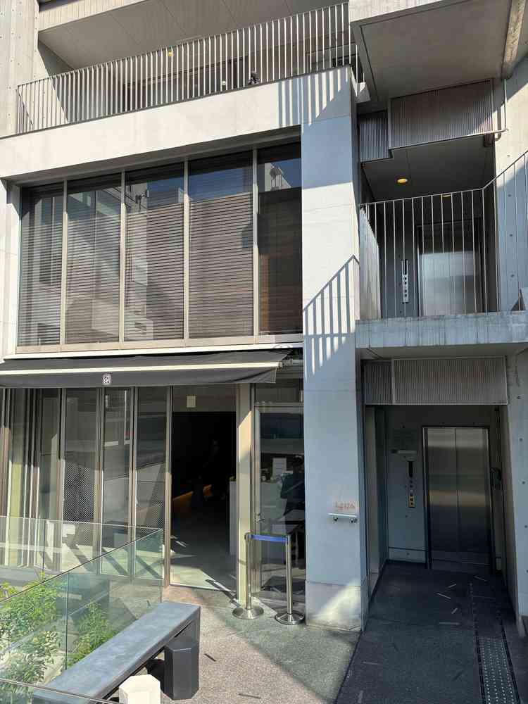 L2126のロゴのみでシンプルでモダンな式場外観