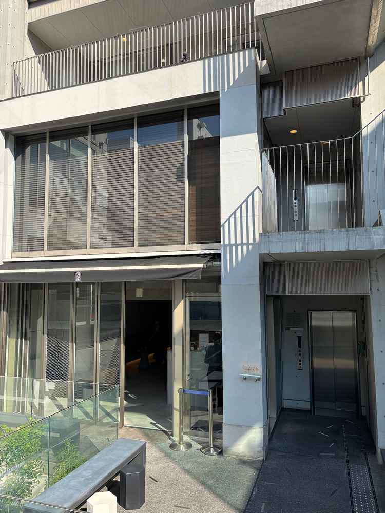 L2126のロゴのみでシンプルでモダンな式場外観