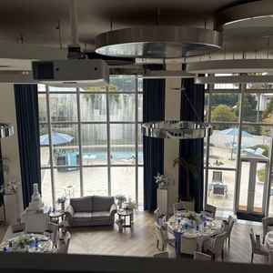 披露宴会場。噴水の演出があり、写真映しそうでした。