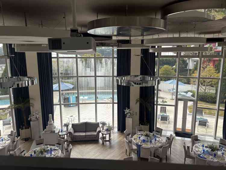 披露宴会場。噴水の演出があり、写真映しそうでした。