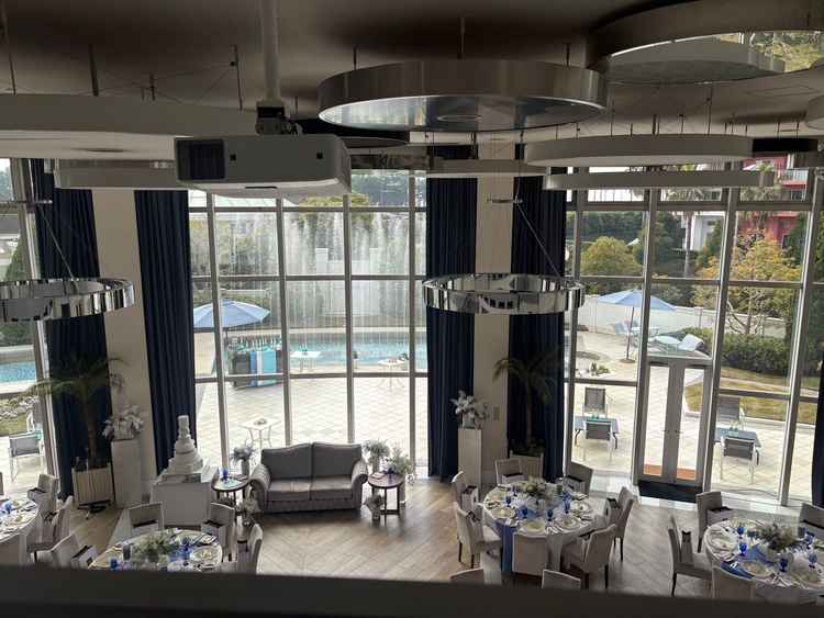 披露宴会場。噴水の演出があり、写真映しそうでした。