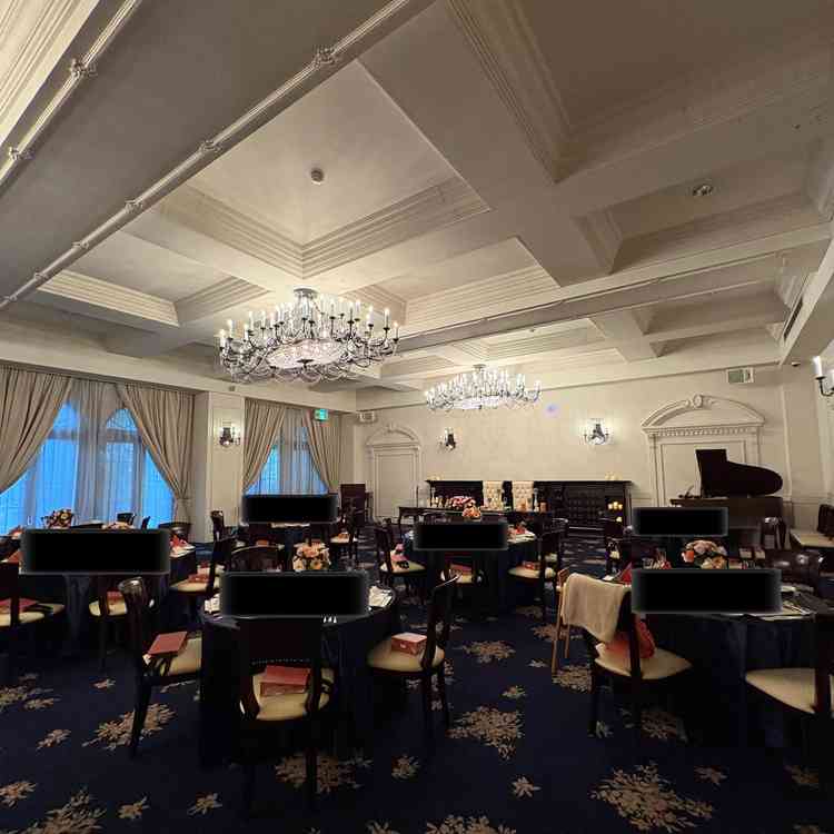 絨毯なので重厚感が溢れていました。明かりの色味が調整できたので雰囲気は変えられます。