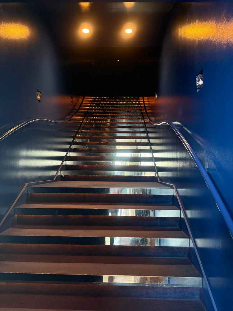 ガーデンへ続く階段