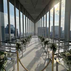 天井が高く壁一面の窓で景色がよく、明るい日差しが差し込む素敵な挙式場