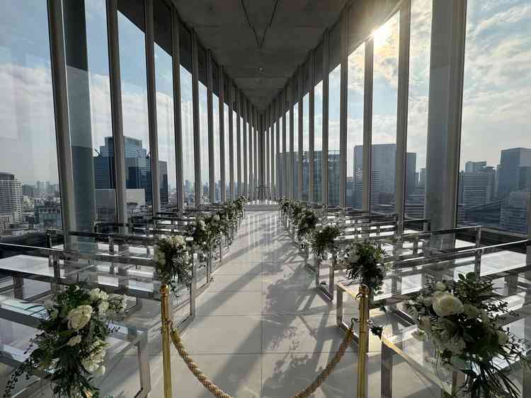 天井が高く壁一面の窓で景色がよく、明るい日差しが差し込む素敵な挙式場
