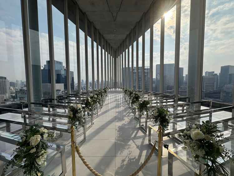 天井が高く壁一面の窓で景色がよく、明るい日差しが差し込む素敵な挙式場