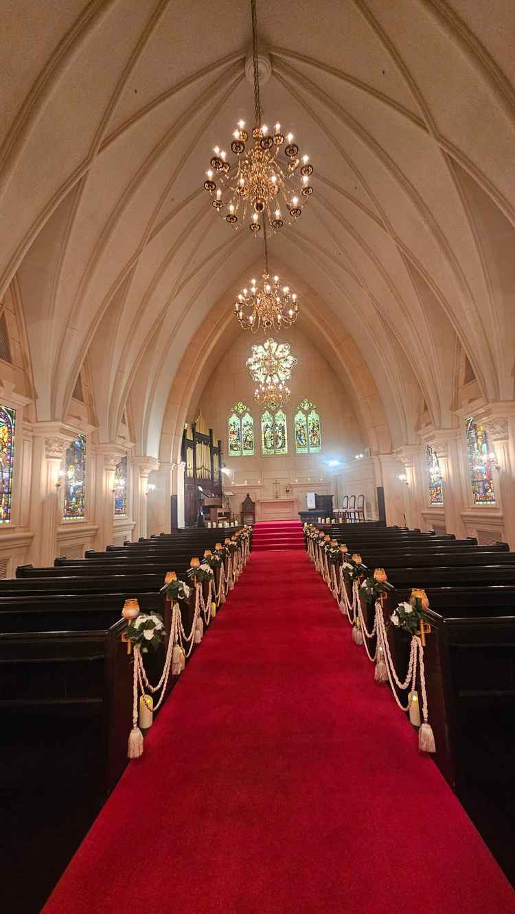 ステンドグラスがとても綺麗でした！2階からとったシャンデリア越しの写真がとても素敵です。