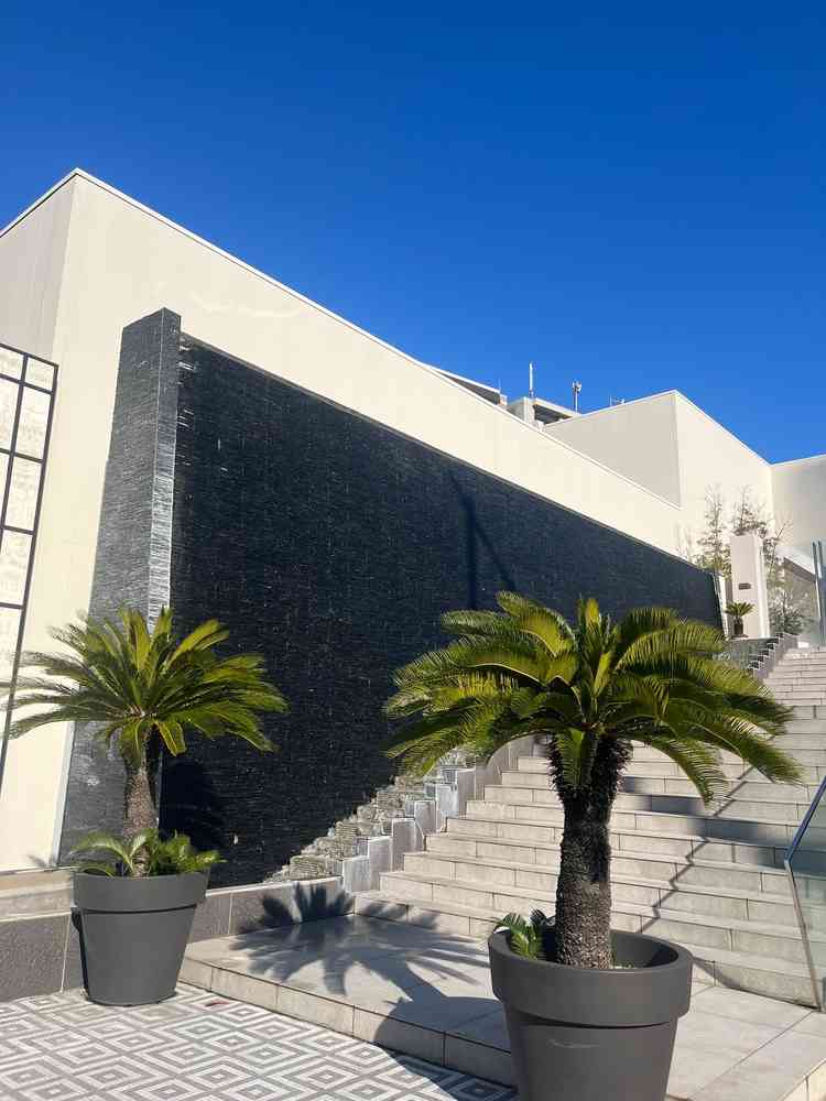 建物の入口。壁に水が流れていました。