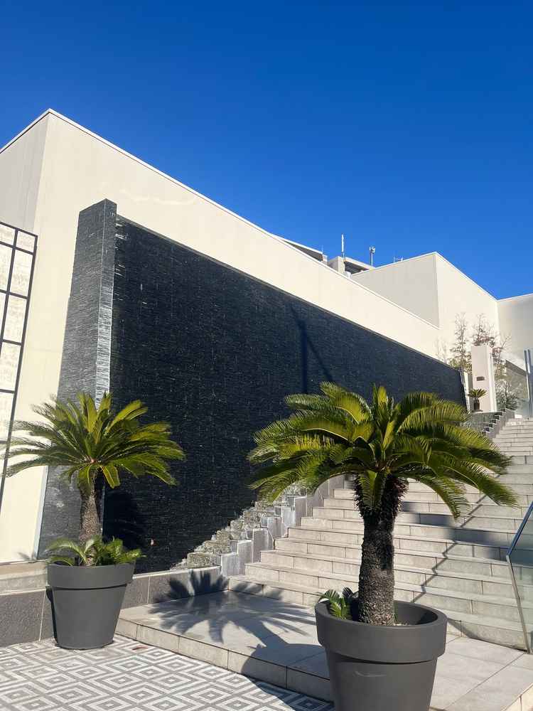 建物の入口。壁に水が流れていました。