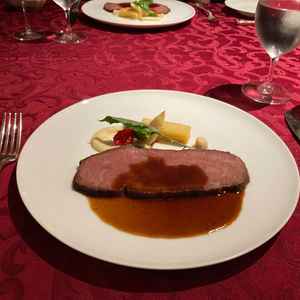 メイン料理のローストビーフの写真。品質が良く味付けも素晴らしいと思いました。