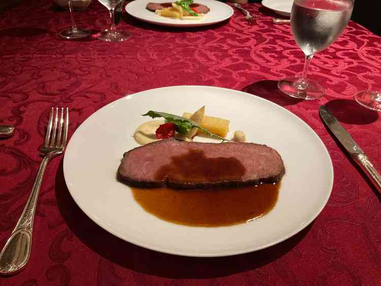 メイン料理のローストビーフの写真。品質が良く味付けも素晴らしいと思いました。