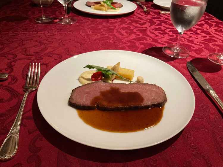 メイン料理のローストビーフの写真。品質が良く味付けも素晴らしいと思いました。