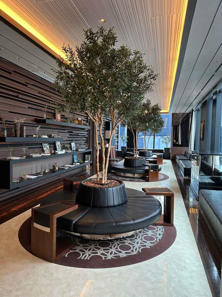 ラウンジ。入り口が若干高くなっており、奥まで見渡せる工夫は素晴らしいです。