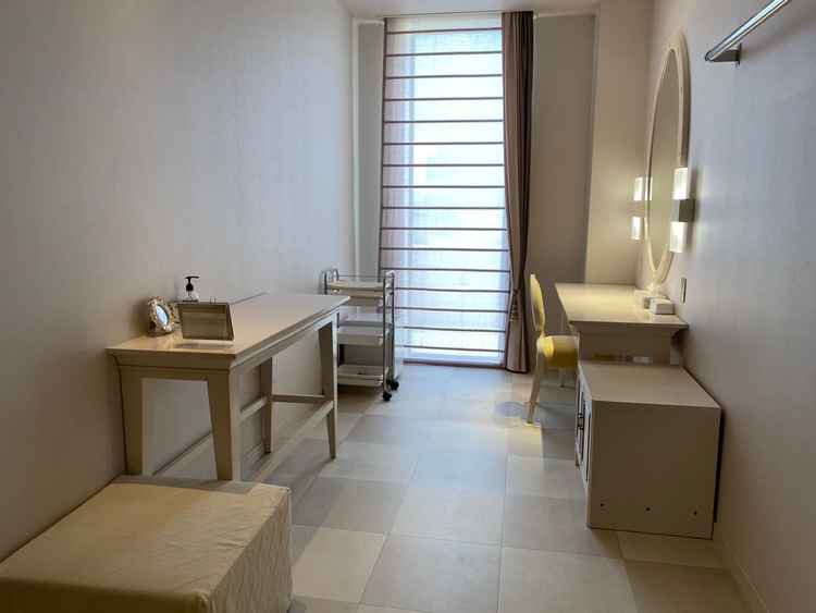 新郎新婦が準備する部屋が2つあり、当日挙式会場で初めて新郎がドレス姿の花嫁に会うという演出が可能。