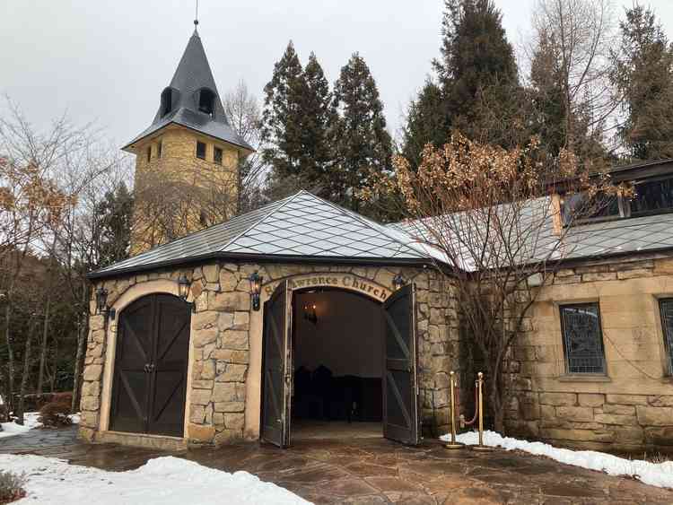 まるで外国の建物のような雰囲気のチャペルの外観写真。