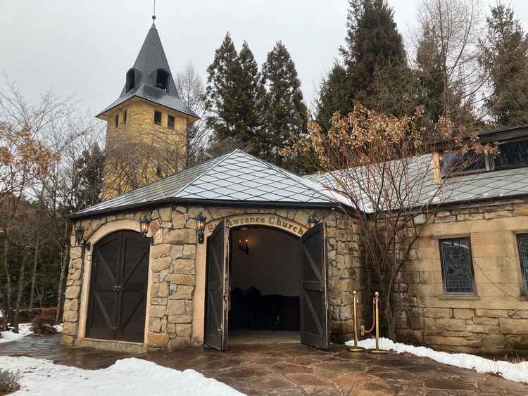 まるで外国の建物のような雰囲気のチャペルの外観写真。