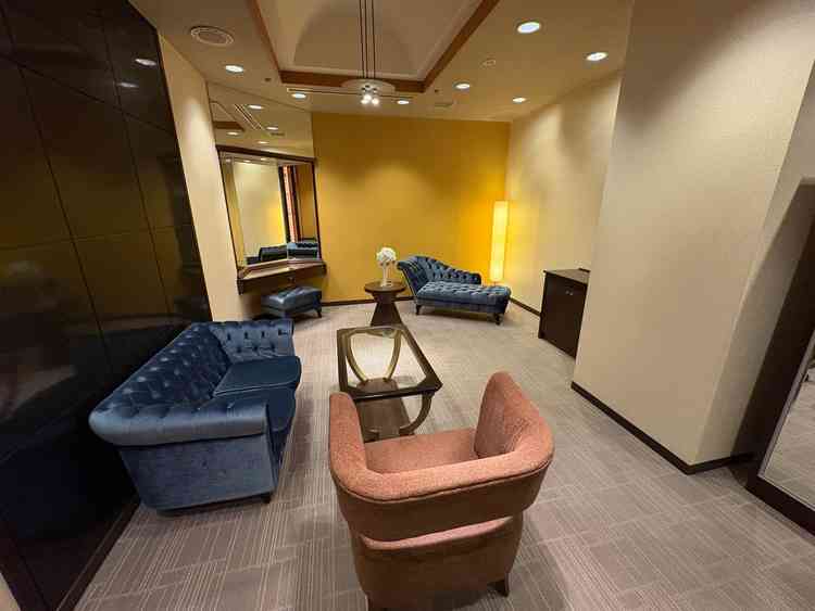 挙式前の控室は、2人だけの空間となっており挙式に向かう前最後の準備したとして相応しいお部屋であった。