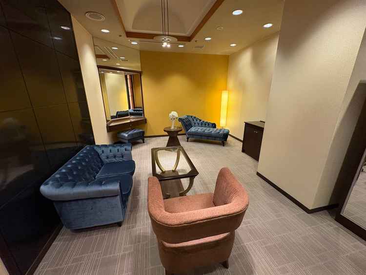 挙式前の控室は、2人だけの空間となっており挙式に向かう前最後の準備したとして相応しいお部屋であった。