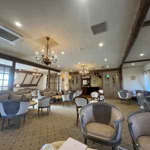 落ち着いた雰囲気のロビーで、ゲストがゆったり過ごせそうな空間でした。