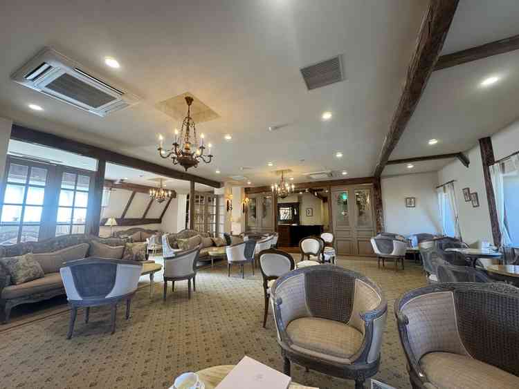 落ち着いた雰囲気のロビーで、ゲストがゆったり過ごせそうな空間でした。