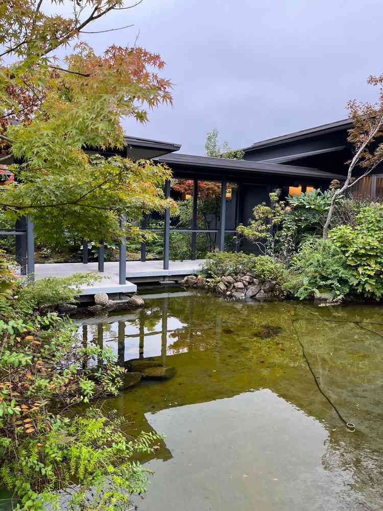 数百種類の植物を組み合わせた中庭が、宴会場へ向かうゲストや新郎新婦の気持ちを高めてくれるよう。