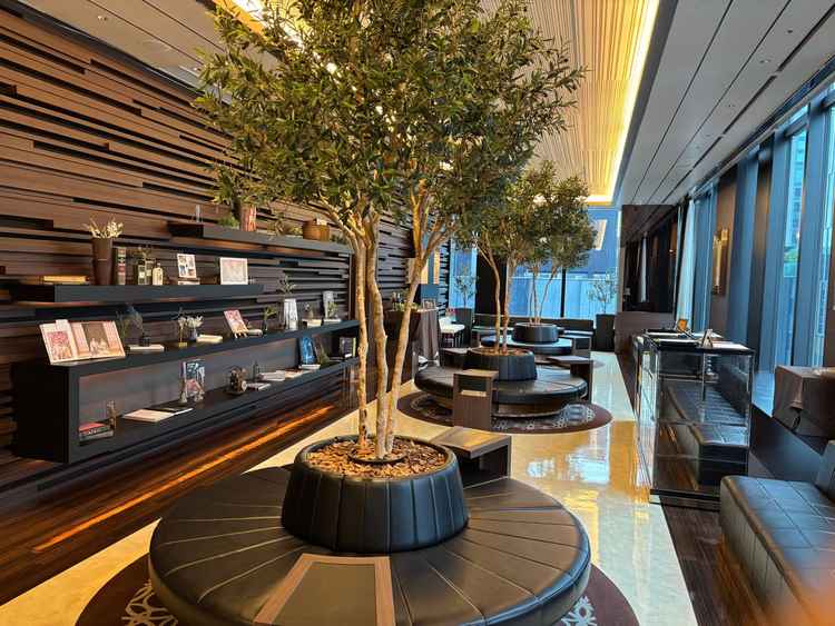 受付と待合室はシックな雰囲気