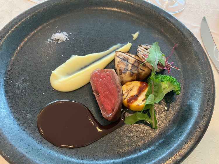 メインのお肉料理です。