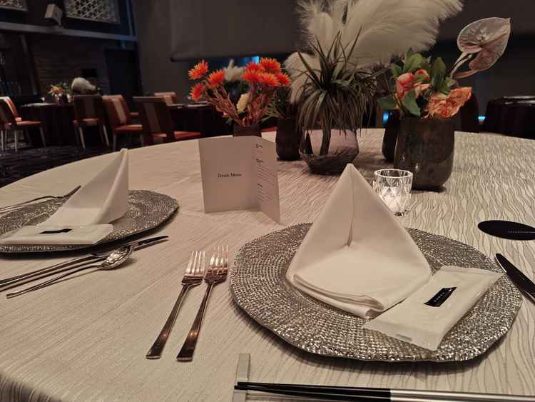 料理が運ばれてくる前の写真。洗練された雰囲気があって素敵でした。