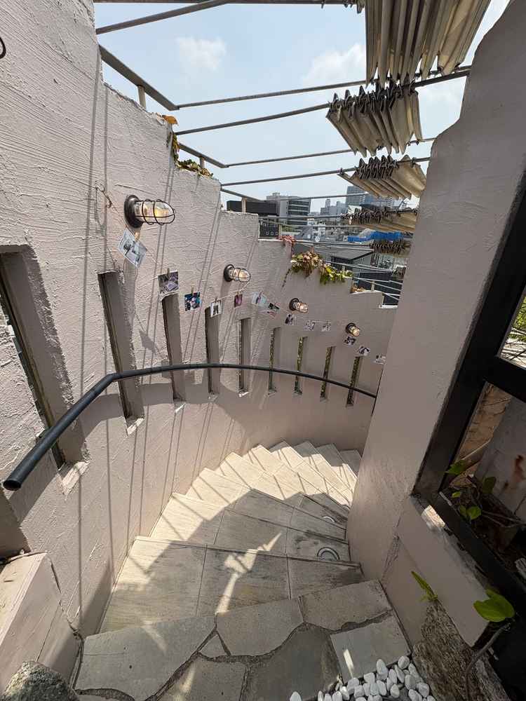 式場から披露宴会場に行くまでの階段で写真などを飾れる。