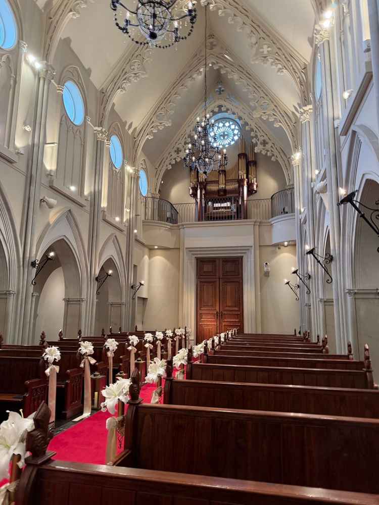 オルガンが後ろにあるのが珍しい！！新郎新婦の邪魔にならないような工夫があった。