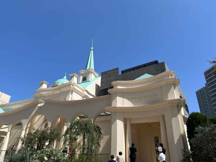 チャペルの外観、フラワーシャワーイメージ