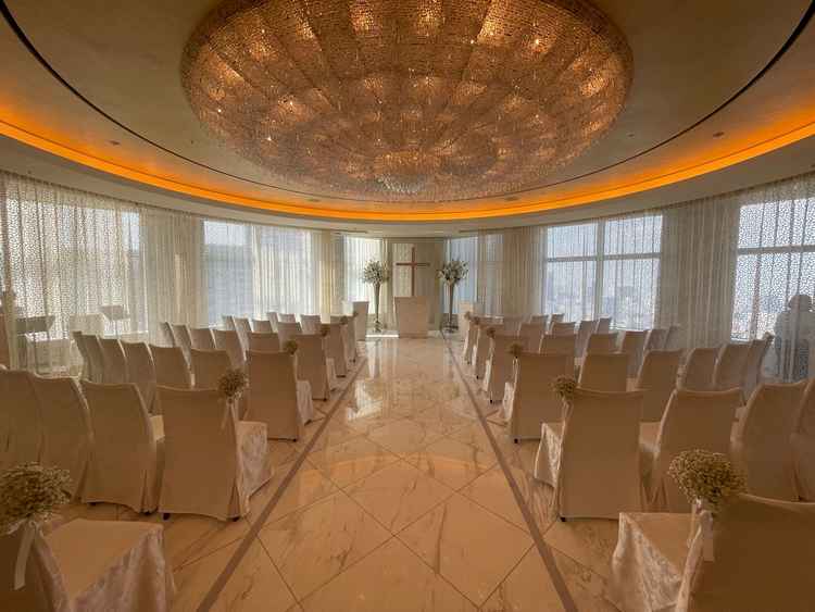 大きなシャンデリアが一つ付いていました。窓から東京のビルビューが見えました。