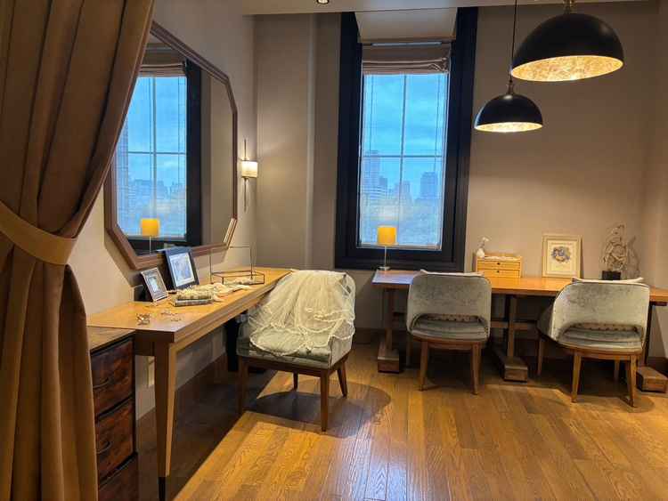 新郎新婦の控室、広く素敵な雰囲気です。