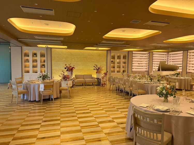 広すぎず狭すぎず、ガーデンも合わせると開放的な披露絵会場。