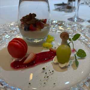 コップの中身は甘さ控えめのパンナコッタとドライフルーツ、チョコレートを上からかけると板チョコが割れる