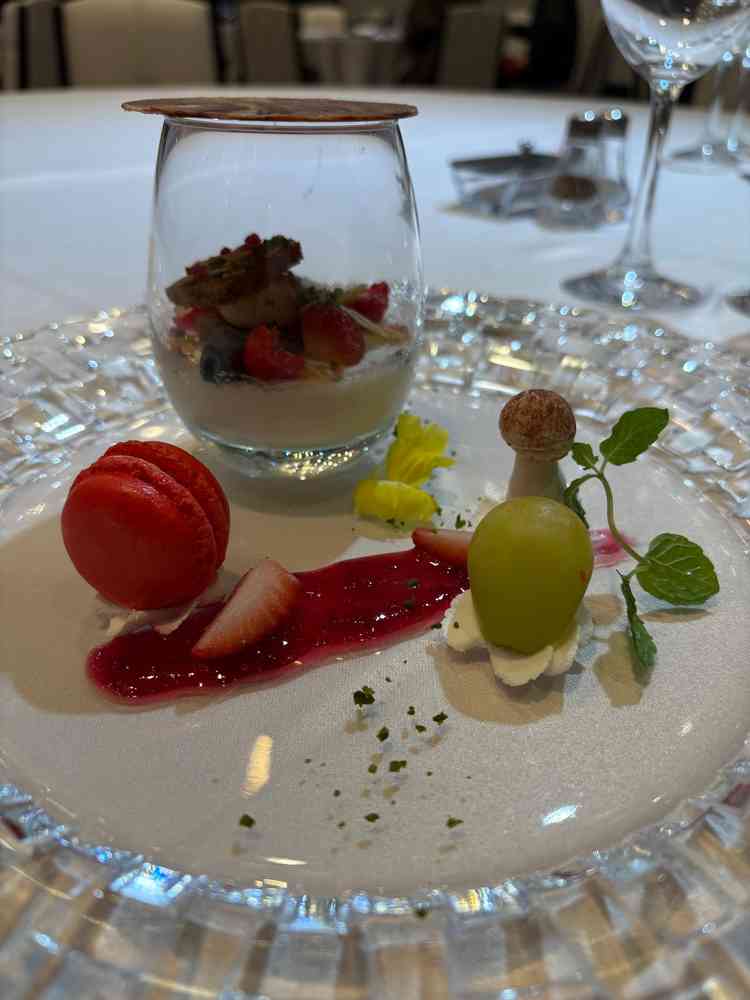 コップの中身は甘さ控えめのパンナコッタとドライフルーツ、チョコレートを上からかけると板チョコが割れる