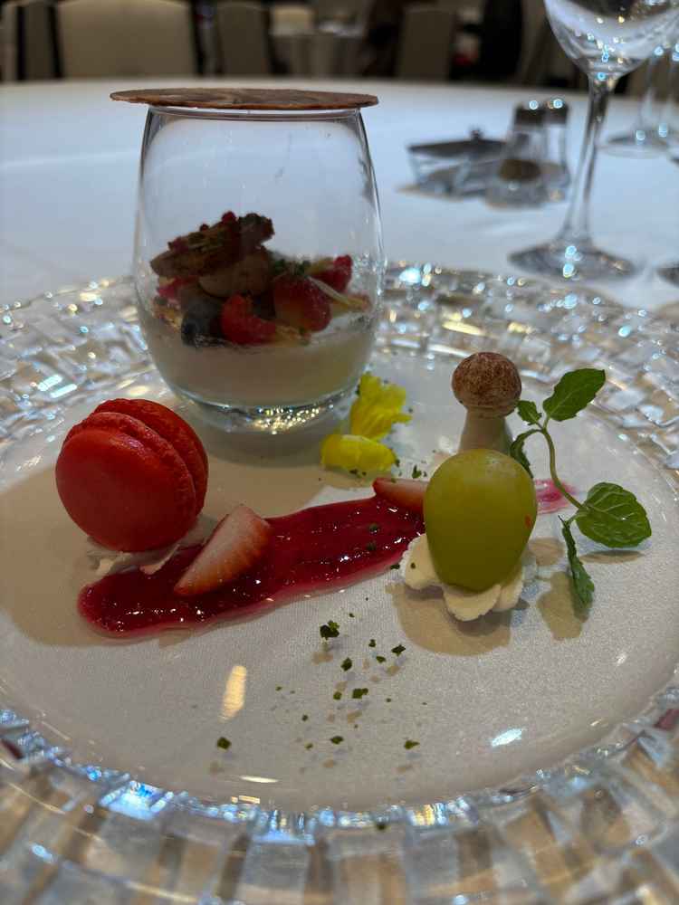 コップの中身は甘さ控えめのパンナコッタとドライフルーツ、チョコレートを上からかけると板チョコが割れる