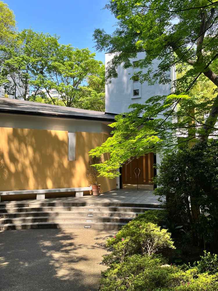 式場は庭を少し歩いた所にあって、まるで旅行先に来たような都内とは思えない雰囲気でした。