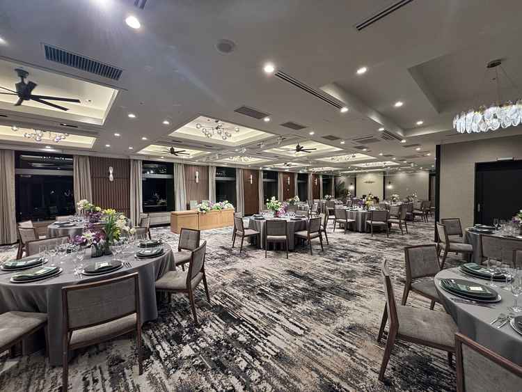 披露宴会場の1つ目のお部屋。100人のレイアウトでも充分な広さに感じた