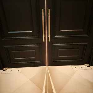 バージンロード前の小部屋。バージンロードの意味とこの光が意味するものが聞けて有意義だった。