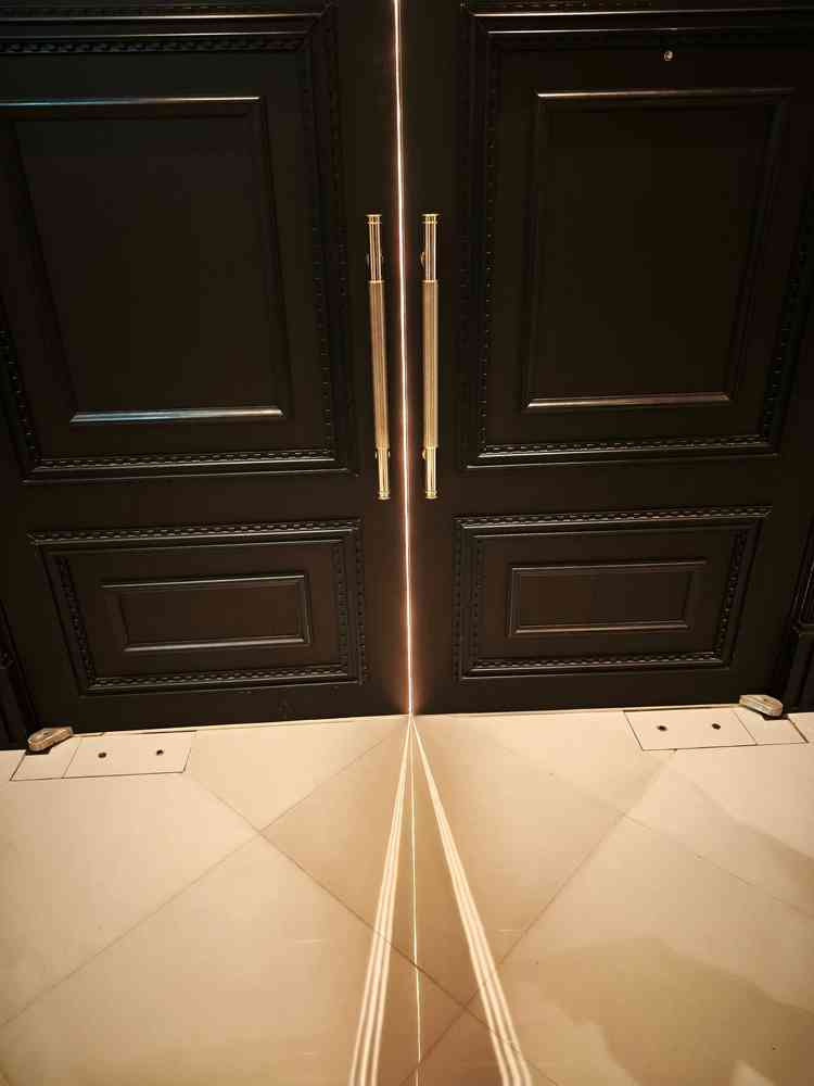 バージンロード前の小部屋。バージンロードの意味とこの光が意味するものが聞けて有意義だった。